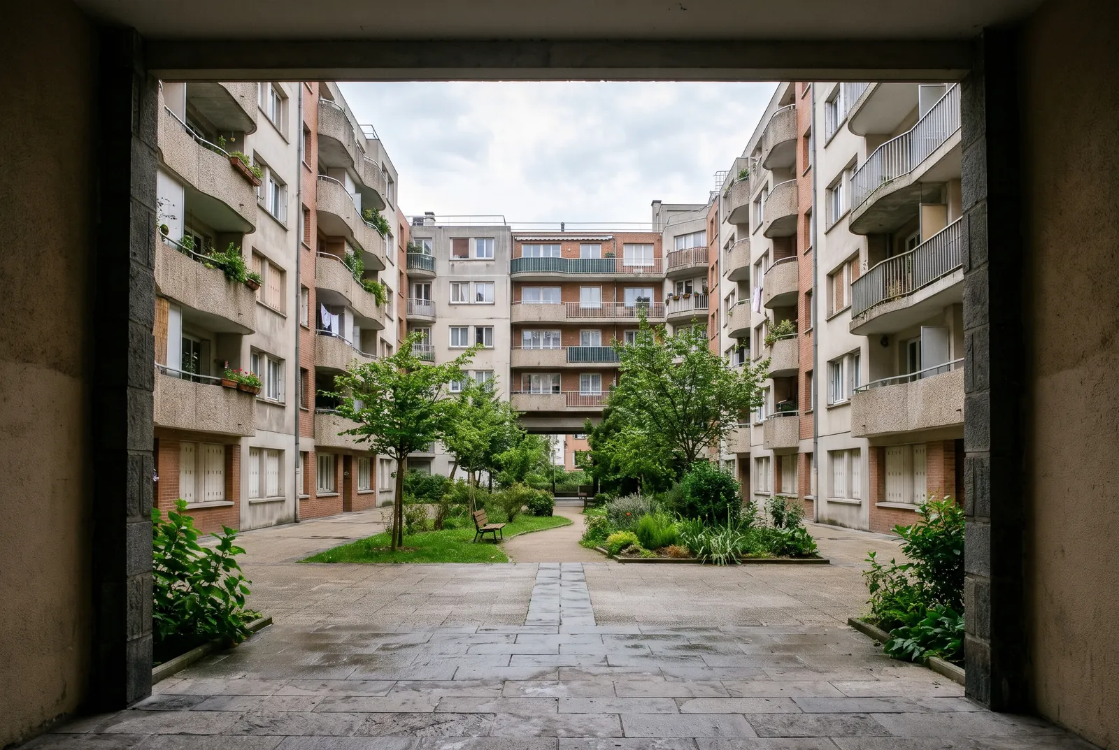 Cour intérieure d'un immeuble à Créteil